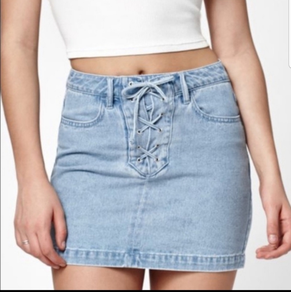 KENDALL AND KYLIE blue denim lace front closure pocket cotton skirt